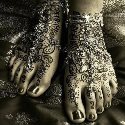 Mehendi (Mehandi, Mehndi) - sztuka zdobienia ciała henną