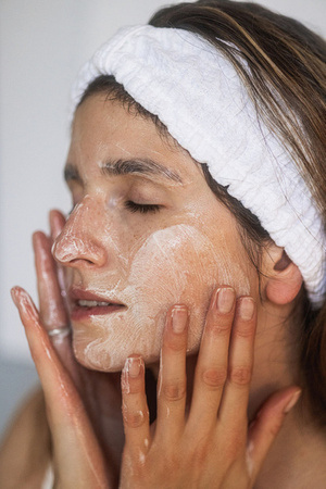 Saszetka Nawilżająca dermoemulsja do mycia twarzy z glukonolaktonem, ektoiną i kompleksem mikrobiotycznym