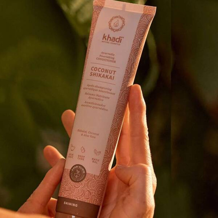 Nabłyszczająca odżywka do włosów Khadi – Kokos i Shikakai