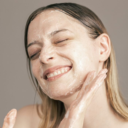 Nawilżająca dermoemulsja do mycia twarzy z glukonolaktonem, ektoiną i kompleksem mikrobiotycznym